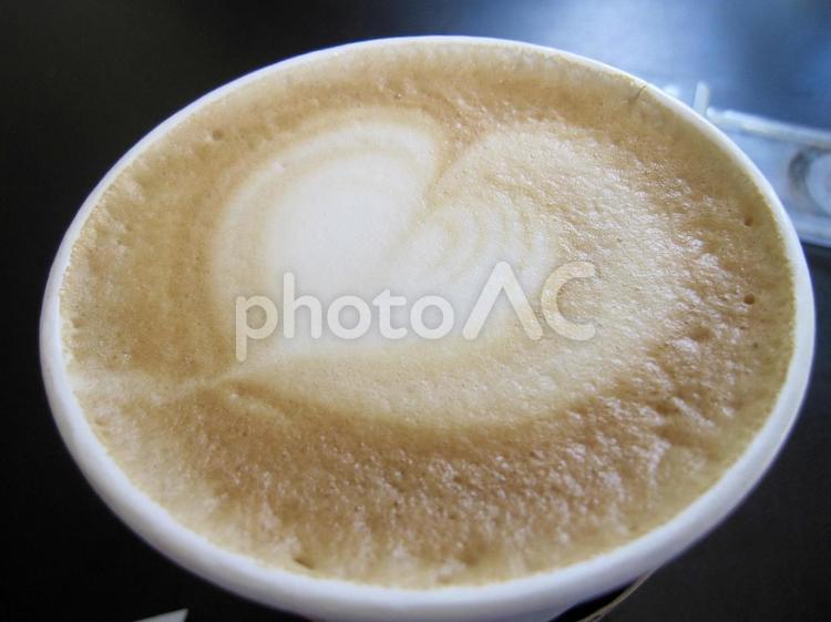 ハート模様のラテアートが浮かぶカフェラテ コーヒー,カフェ,ラテアートの写真素材