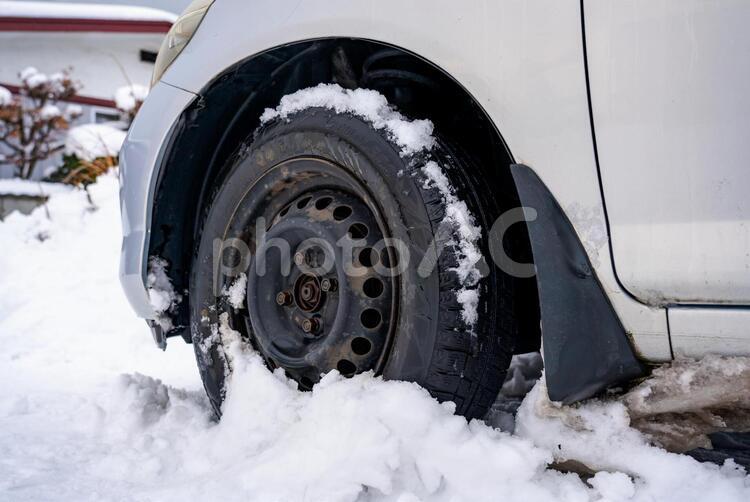 雪にまみれた車のタイヤ 雪,車,自動車の写真素材