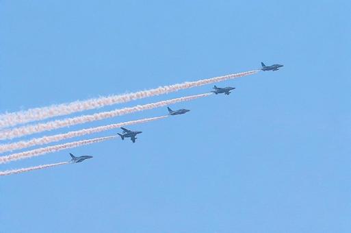 ブルーインパルス ブルーインパルス 大阪,関西,万博の写真素材