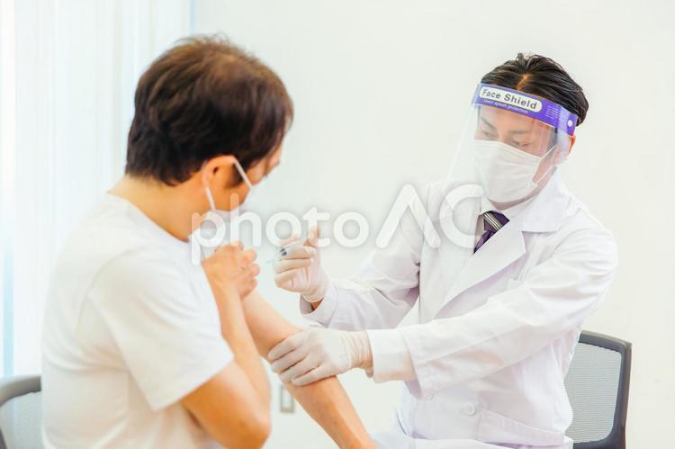 ワクチンを接種する医師 ワクチン,ワクチン接種,コロナワクチンの写真素材