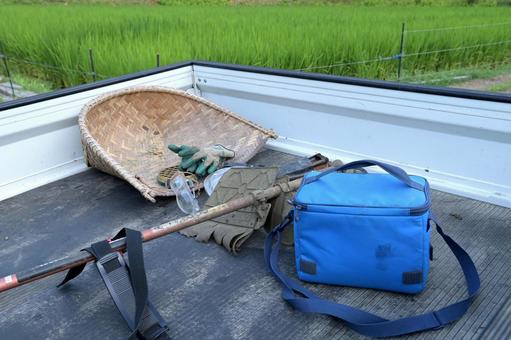 田んぼの草刈りに着いた軽トラックの荷台 田んぼの草刈りに着いた軽トラックの荷台 軽トラック,軽トラ,荷台の写真素材
