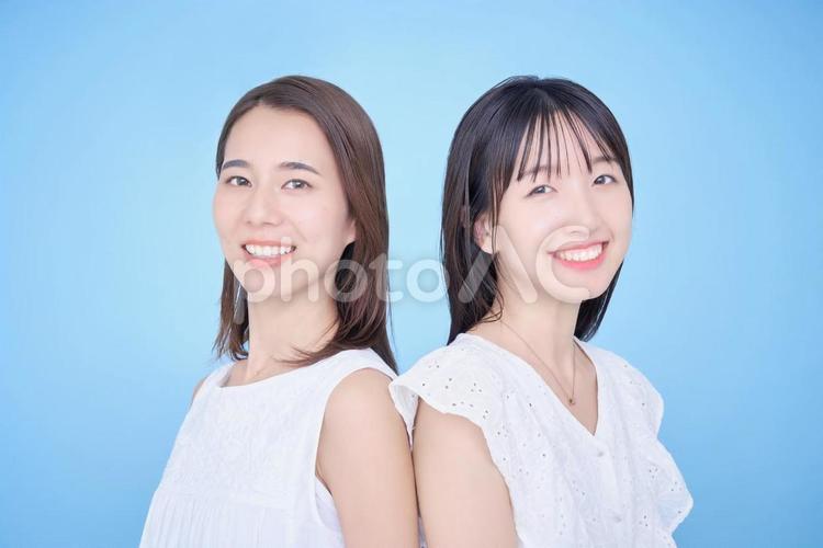 白い服を着て写真に収まる女性2人 女性,ビューティー,エステサロンの写真素材