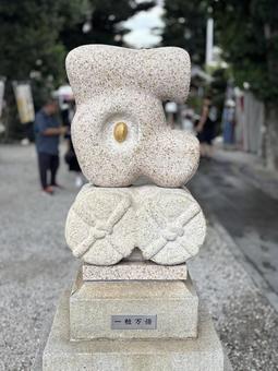 「一粒万倍」の石像、蛇窪神社の縁起物 「一粒万倍」の石像、蛇窪神社の縁起物 蛇窪神社,一粒万倍,神社の写真素材