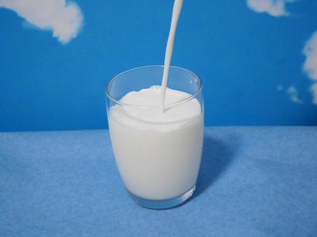 牛乳を注ぐ 牛乳を注ぐの写真