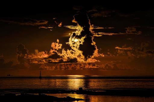 <素材>日が沈む海辺と夏の入道雲の風景 <素材>日が沈む海辺と夏の入道雲の風景の写真