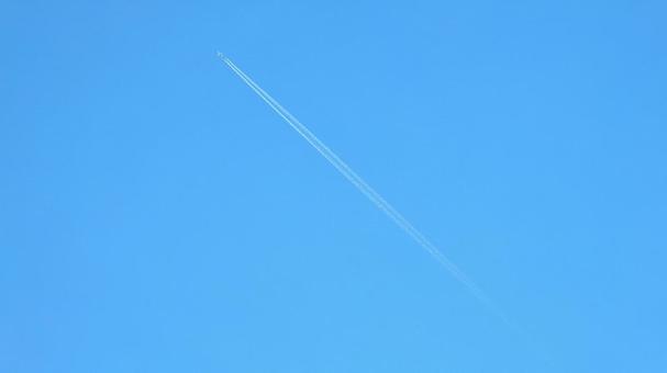 青空に飛行機と飛行機雲 青空に飛行機と飛行機雲の写真