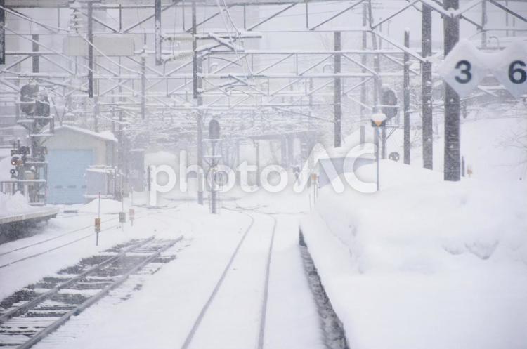 冬の線路　 北海道,小樽駅,小樽の写真素材