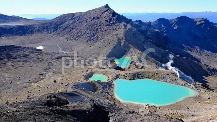 山と湖（Tongariro） 山,山道,ハイキングの写真素材