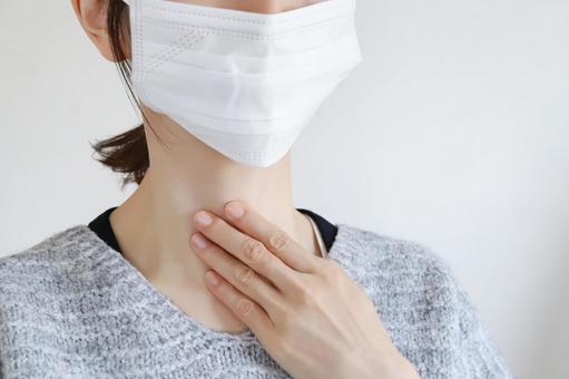 喉の痛みを感じるマスク姿の女性 喉の痛み,マスク,女性の写真素材