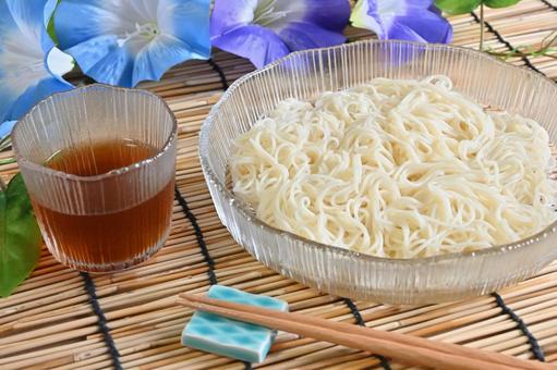 そうめんと朝顔 そうめん,めんつゆ,麺類の写真素材
