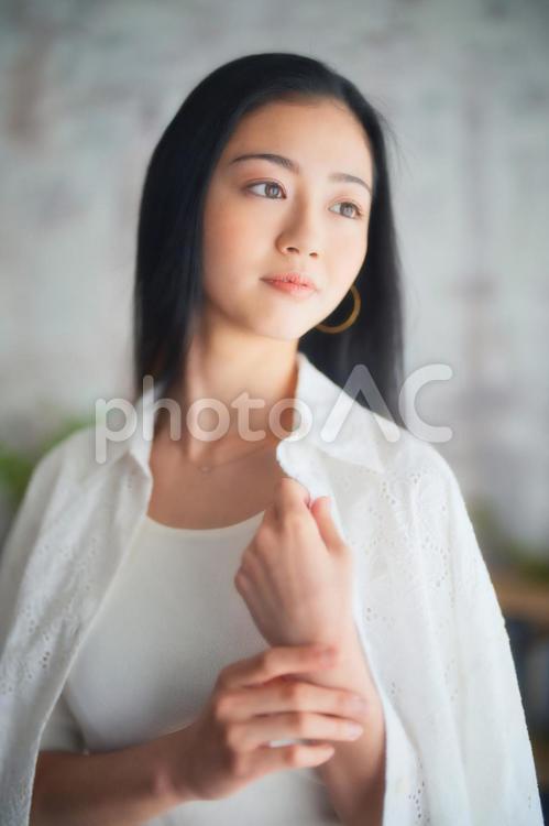 手首を持って遠くを見る女性（縦） 女性,ポートレート,手首の写真素材