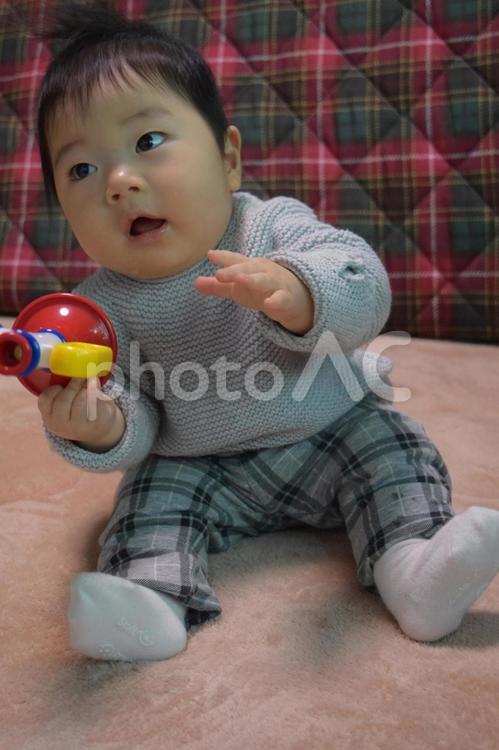 初おすわりをして玩具で遊ぶ赤ちゃん7か月 赤ちゃん,乳児,男児の写真素材