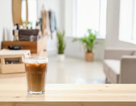 アイスコーヒーと明るい店内 アイスコーヒーと明るい店内の写真