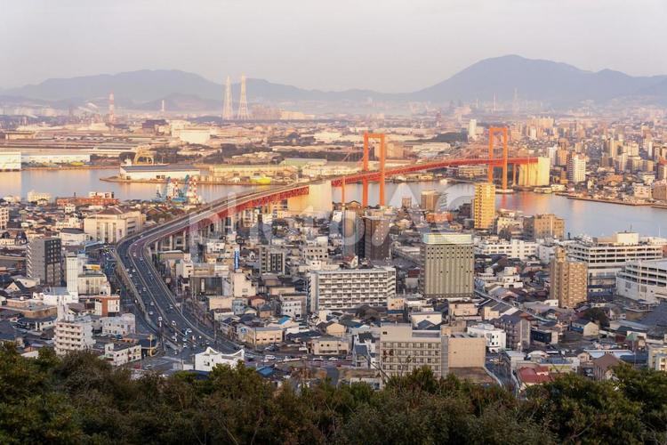 夕焼けに照らされる街並み 夜景,景色,橋の写真素材