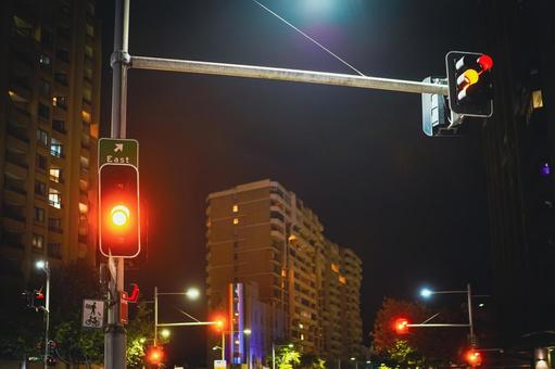 赤信号と夜の街並み 赤信号と夜の街並み 赤信号,交差点,信号機の写真素材