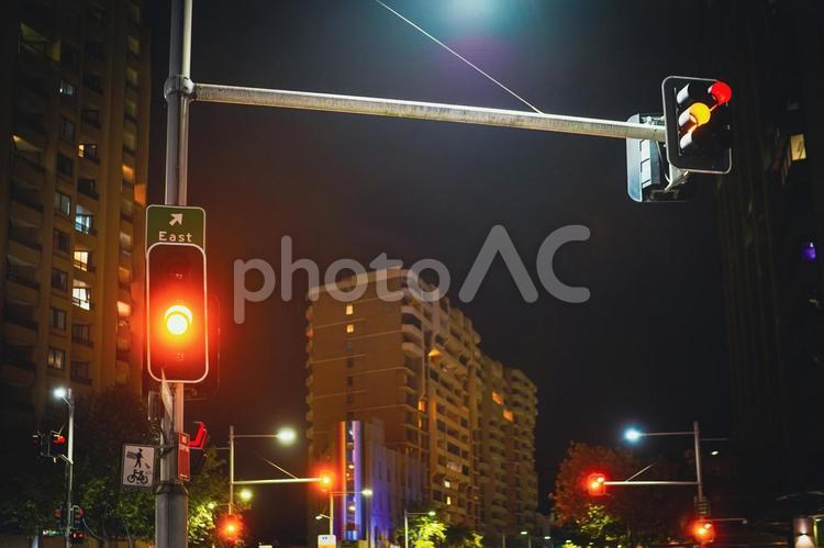 赤信号と夜の街並み 赤信号,交差点,信号機の写真素材