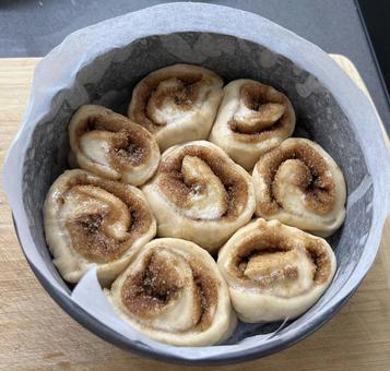 シナモンロールを焼く シナモンロールを焼くの写真
