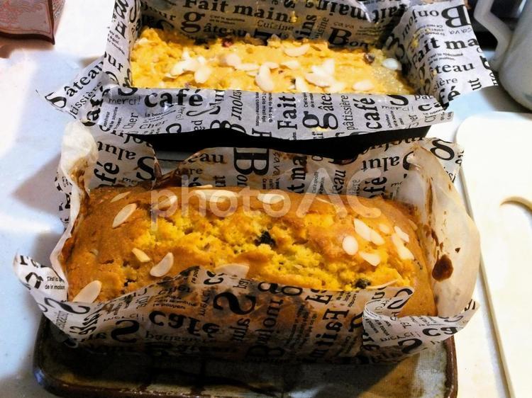 焼き目が付いたケーキと今から焼くケーキ ケーキ,パウンドケーキ,手作りの写真素材
