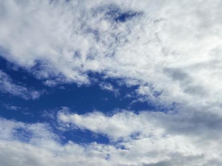 青空に浮かぶ白い雲 曇り空,空,青空の写真素材