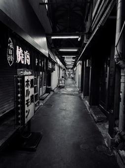 暗闇の路地 暗闇の路地 暗闇,路地,深夜の写真素材