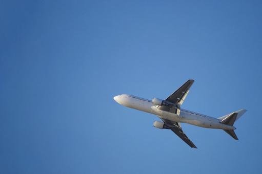 飛行機と青空 飛行機と青空 飛行機,旅客機,ジェット機の写真素材