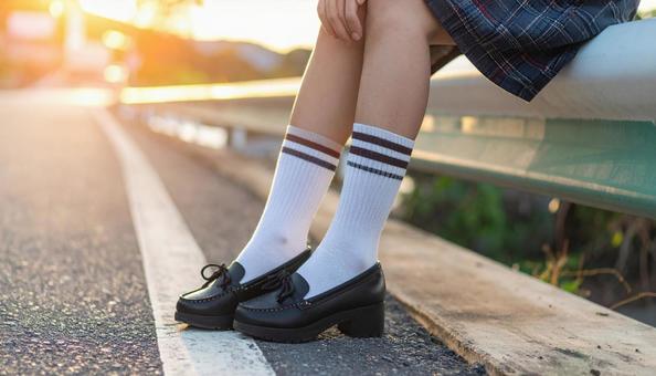ローファーを履いた女学生の足元 ローファーを履いた女学生の足元の写真