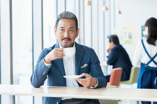 カフェでくつろぐミドルの男性 カフェ,コーヒー,男性の写真素材
