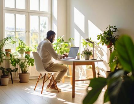 自宅オフィスで仕事をする男性の写真