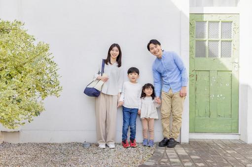 白壁の前に立つ家族 白壁の前に立つ家族 家族,人物,リビングの写真素材