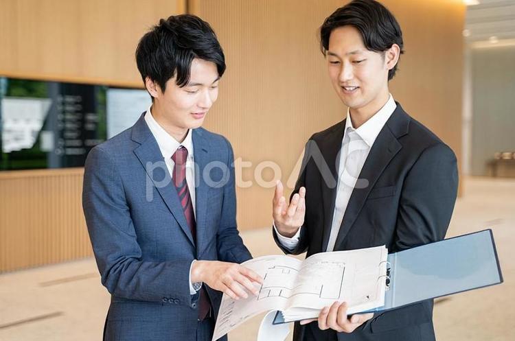 打ち合わせをする2人の男性ビジネスマン ビジネス,ビジネスマン,ミーティングの写真素材
