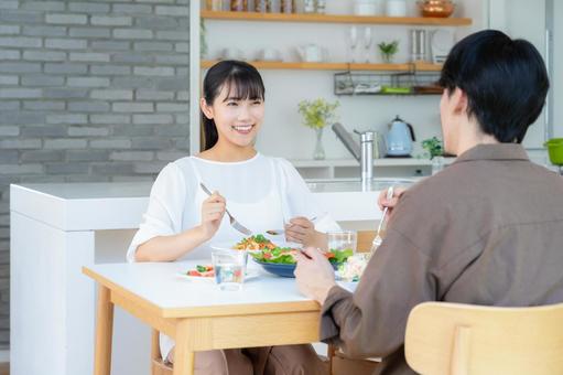 ダイニングで食事をする若い夫婦 ダイニングで食事をする若い夫婦 食事,夫婦,料理の写真素材
