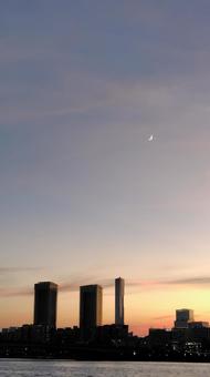 夕方、三日月、海辺 夕方、三日月、海辺 夕日,三日月,夕焼けの写真素材