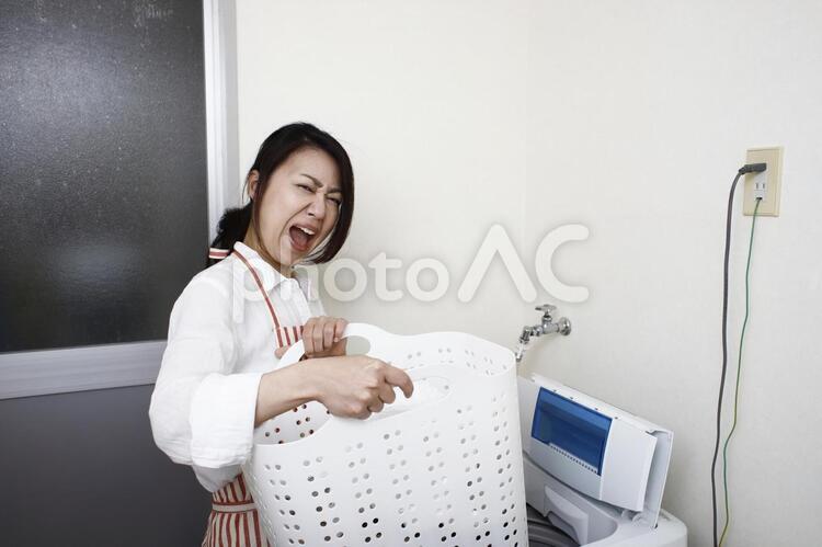 洗濯をする女性 女性,人物,日本人の写真素材