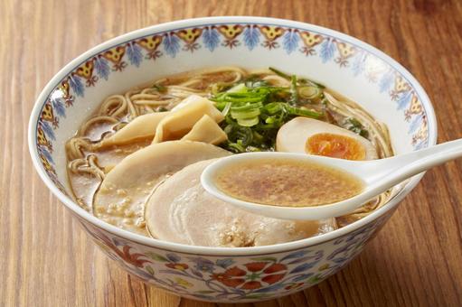 背脂醤油ラーメン 背脂醤油ラーメンの写真