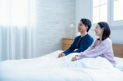 ベッドにいる二人 快眠,休養,新婚の写真素材