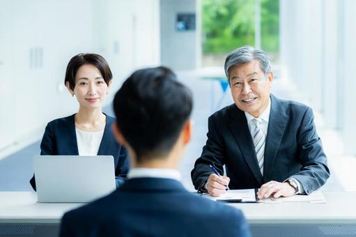 オフィスで面談するビジネスパーソン オフィスで面談するビジネスパーソン 面接,面談,笑顔の写真素材