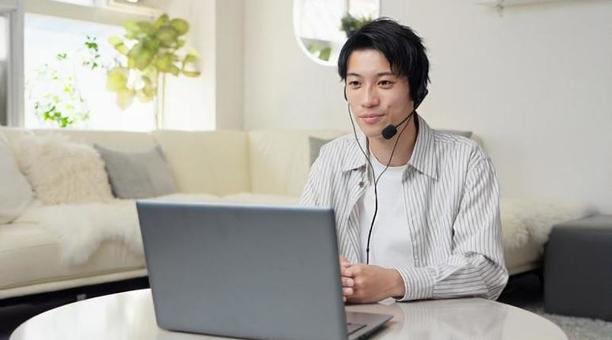 オンラインで面接を行うアジア人男性 オンラインで面接を行うアジア人男性 オンライン,面接,男性の写真素材