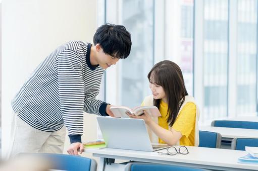 教室で授業を受ける大学生 大学生,教室,笑顔の写真素材