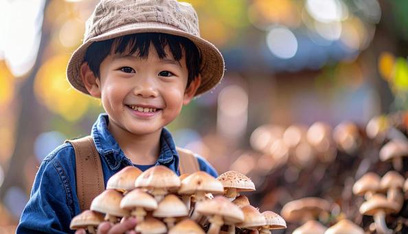 きのこ狩り キノコを収穫して笑顔の男の子 きのこ狩り キノコを収穫して笑顔の男の子の写真