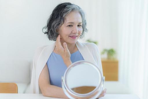 スキンケアをするシニア女性 スキンケアをするシニア女性 美容,シニア,笑顔の写真素材