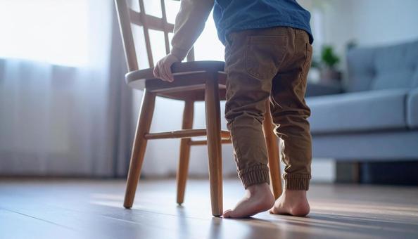 イスにつかまり立ちする男の子 イスにつかまり立ちする男の子の写真