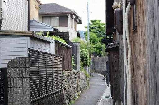 住宅街の路地の町並み 住宅街の路地の町並み 住宅街,路地,町並みの写真素材