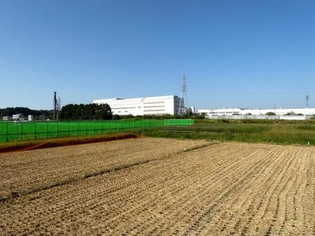 郊外の畑と工場のある風景 郊外の畑と工場のある風景 畑,田畑,土の写真素材
