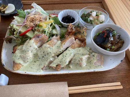 チキンにバジルクリームソース、ランチ 食事,ランチプレート,サラダの写真素材