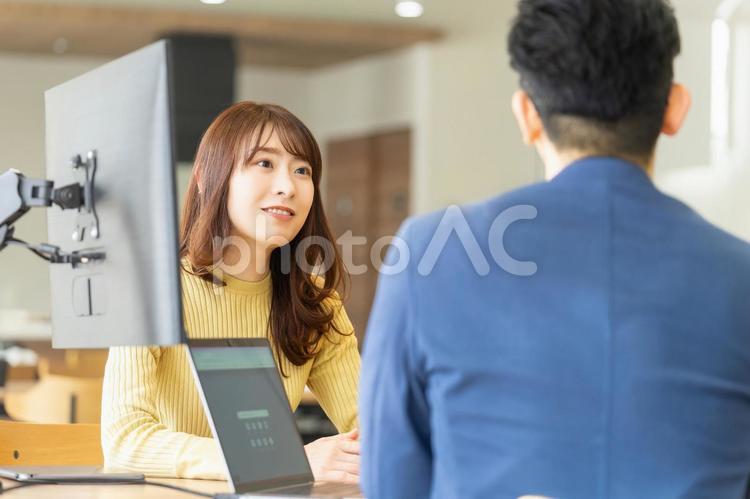 打ち合わせをする男女のビジネスマン 男性,女性,ビジネスの写真素材