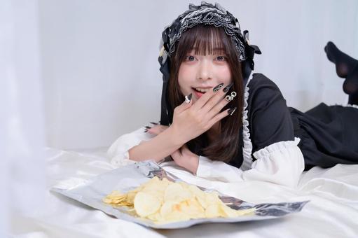 寝転んでお菓子を食べる地雷系女子 寝転んでお菓子を食べる地雷系女子 地雷系,地雷系女子,コスプレの写真素材