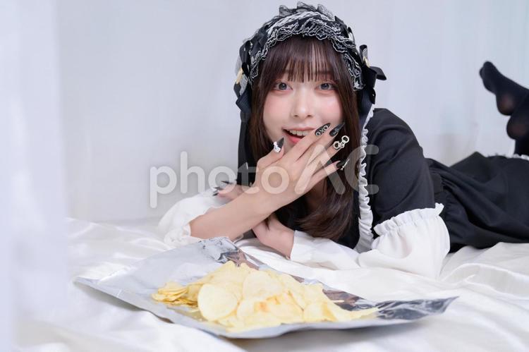 寝転んでお菓子を食べる地雷系女子 地雷系,地雷系女子,コスプレの写真素材