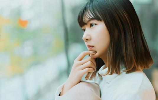 考えごとをする女性 女性,人物,秋の写真素材