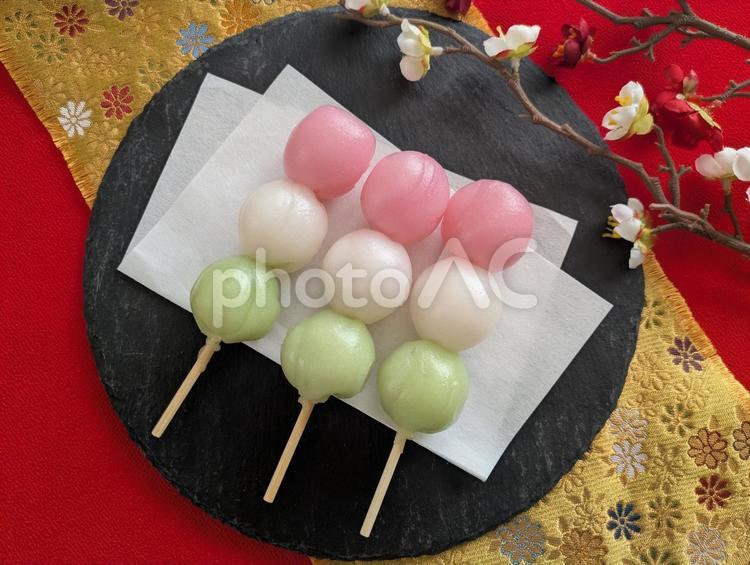 三色だんご（和菓子）背景赤金色＆梅の花 三色だんご,和菓子,和風の写真素材