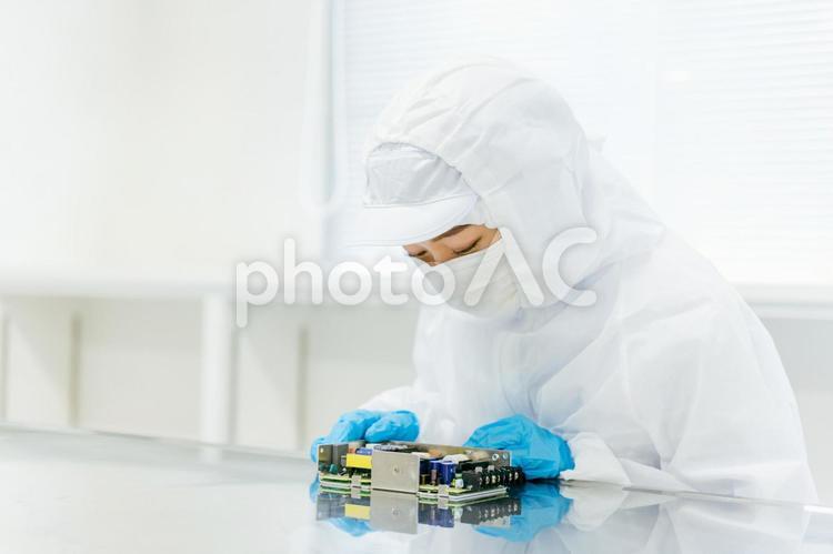 精密機器の組み立てをする女性 工場,精密機器,製造業の写真素材